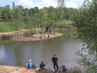 l'étang et sur la gauche le camping